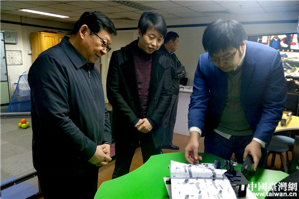 陳會長一行參觀體驗中小學及少年宮的科技教育設施 陳會長一行參觀體驗中小學及少年宮的科技教育設施