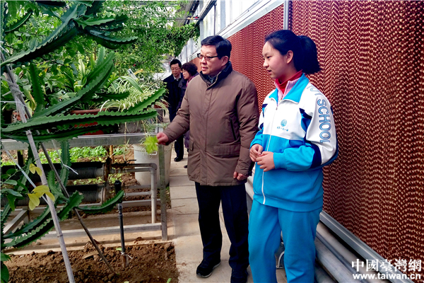 海協會會長陳德銘一行人參觀體大陸學生的學習研究成果 海協會會長陳德銘一行人參觀體大陸學生的學習研究成果