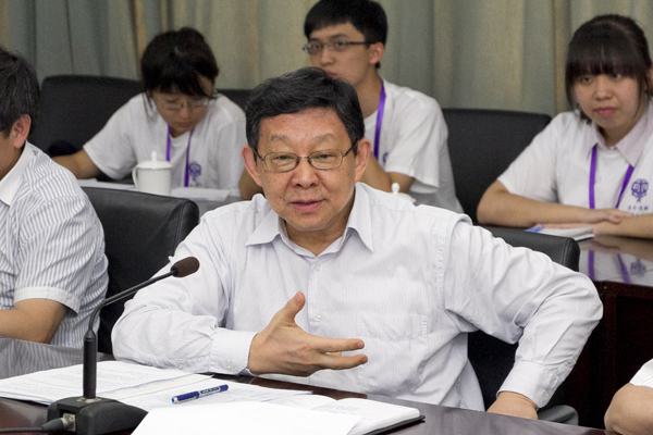 海協(xié)會會長陳德銘在北京會見了前來北京參加第四屆“清華-頂新兩岸領(lǐng)袖生計劃”的兩岸大學(xué)生 海協(xié)會會長陳德銘在北京會見了前來北京參加第四屆“清華-頂新兩岸領(lǐng)袖生計劃”的兩岸大學(xué)生