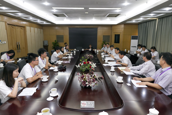 海協(xié)會會長陳德銘在北京會見了前來北京參加第四屆“清華-頂新兩岸領(lǐng)袖生計劃”的兩岸大學(xué)生 海協(xié)會會長陳德銘在北京會見了前來北京參加第四屆“清華-頂新兩岸領(lǐng)袖生計劃”的兩岸大學(xué)生