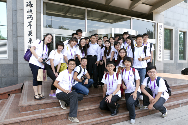 陳德銘會長與參加第四屆“清華-頂新兩岸領(lǐng)袖生計劃”的兩岸大學(xué)生座談 陳德銘會長與參加第四屆“清華-頂新兩岸領(lǐng)袖生計劃”的兩岸大學(xué)生座談